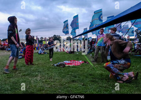 2016 WOMAD à Charlton Park, Malmesbury le 29/07/2016 . Sur la photo : un groupe de personnes jouer prises dans la lumière du soir. Photo par Julie Edwards Banque D'Images