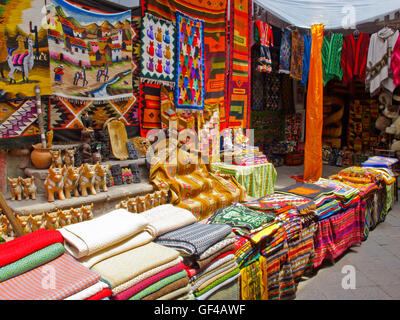 Un magasin de souvenirs colorés au centre-ville de Cuzco Banque D'Images