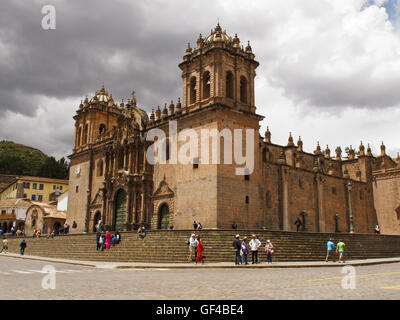 Le comité permanent de l'église de Cuzco de manière significative sur la Plaza de Armas Banque D'Images