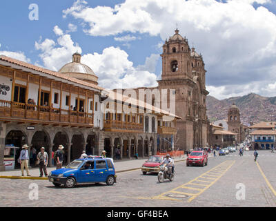 Les boutiques modernes et Cuzco église sur la Plaza de Armas Banque D'Images