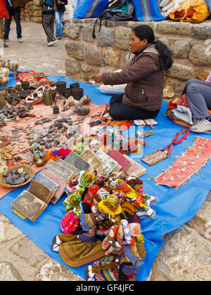 Vendeur de souvenirs en face de Chinchero ruines Banque D'Images