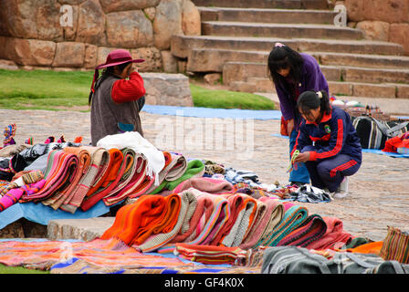 Les Indiens des Andes en face du vendeur de Chinchero ruines Banque D'Images