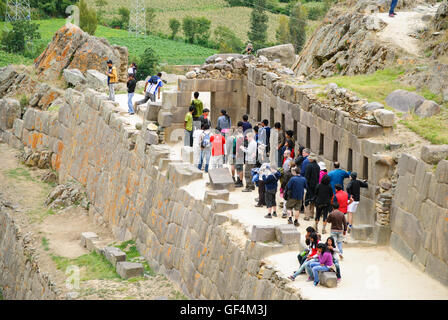 Les touristes visitant les ruines d'Ollantaytambo Banque D'Images