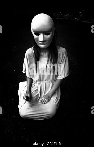 Doctrine sombre,mystérieux woman wearing white mask,fond effrayant pour couverture de livre Banque D'Images
