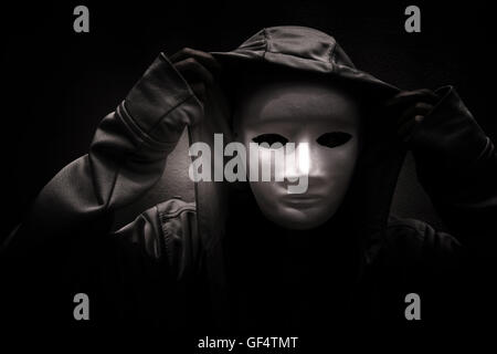 Doctrine sombre,mystérieux woman wearing white hoodie sous masque effrayant,couverture de livre pour l'arrière-plan Banque D'Images