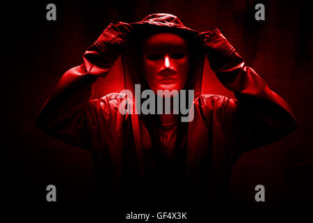 Doctrine sombre,mystérieux woman wearing white hoodie sous masque effrayant,couverture de livre pour l'arrière-plan Banque D'Images