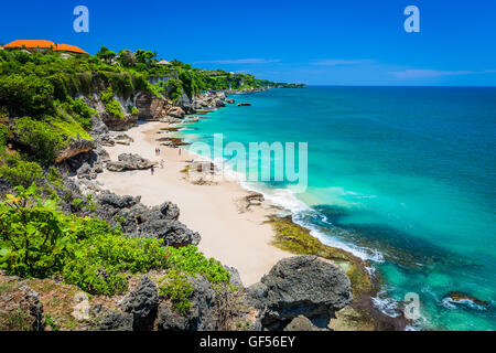 Paysage pittoresque de haute falaise et nettoyer l'eau azure on Tropical Beach Banque D'Images