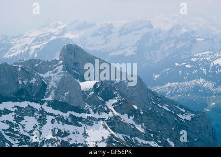 Sommets de montagnes enneigées des Alpes suisses. Photo prise depuis le sommet de la montagne, le nord-est de Santis Suisse. Banque D'Images