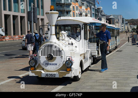 Un petit train le long du front de mer de St Helier, Jersey, Channel Islands Banque D'Images