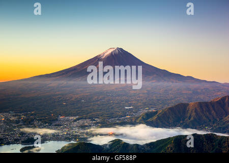 Mt. Fuji, Japon sur le lac Kawaguchi. Banque D'Images