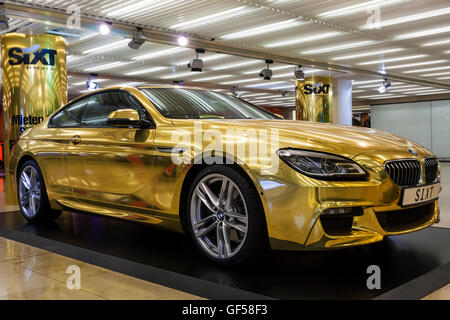 Golden BMW à l'aéroport de Francfort Banque D'Images