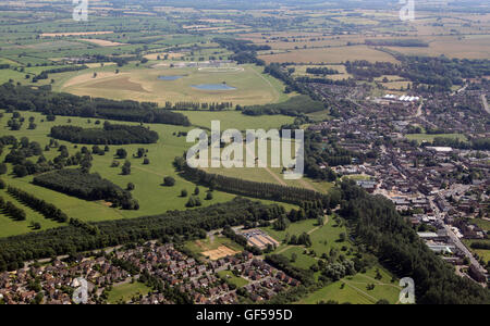 Vue aérienne de la ville et de l'Hippodrome de Towcester, Northamptonshire, Angleterre Banque D'Images