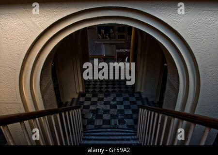 Une partie de l'escalier principal au sein de l'Hôpital St Clements fermé dans l'East End londonien avant le réaménagement. Banque D'Images