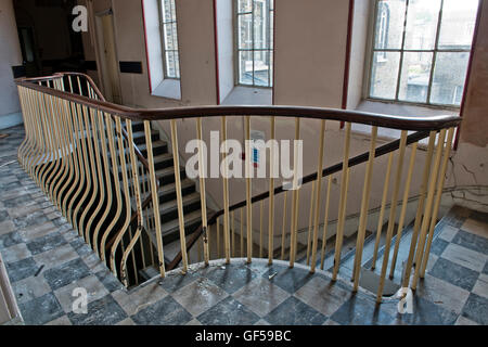 Une partie de l'escalier principal au sein de l'Hôpital St Clements fermé dans l'East End londonien avant le réaménagement. Banque D'Images