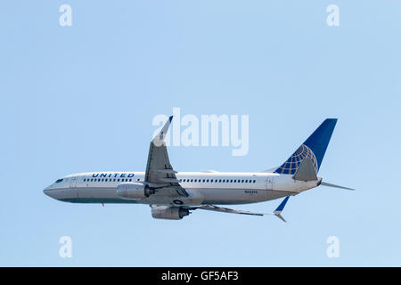 Le Japon, l'aéroport de Kansai, KIX. Vue au sol d'American United Boeing 737-824, N33294, escalade après le décollage. Le train roulant. Banque D'Images