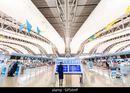 Le Japon, l'aéroport de Kansai, KIX. L'intérieur de l'aérogare 1. L'enregistrement international. Présentation de l'information center, vérifier dans un bureau sur deux côtés. Banque D'Images