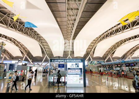 Le Japon, l'aéroport de Kansai, KIX. L'intérieur de l'aérogare 1. L'enregistrement international. Présentation de l'information center, vérifier dans un bureau sur deux côtés. Banque D'Images