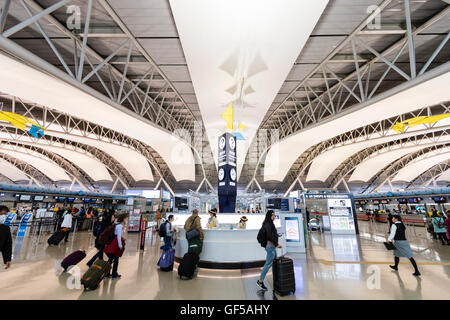 Le Japon, l'aéroport de Kansai, KIX. L'intérieur de l'aérogare 1. L'enregistrement international. Comptoir d'information dans le centre habité, vérifier dans un bureau sur deux côtés. Banque D'Images