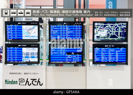 Le Japon, l'aéroport de Kansai, KIX. L'intérieur de l'aérogare 1. La salle d'enregistrement. Banque de six écrans vidéo pour train, bus, la route et de la circulation de l'information. Banque D'Images