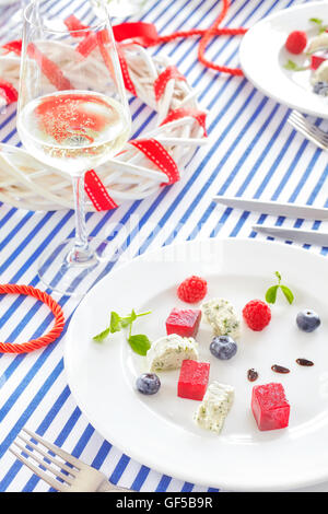 Apéritif fait de la betterave, fromage blanc avec des fruits sur la table à la décoration de style. Banque D'Images