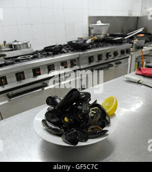 Assiette de moules fraîchement préparé sur bahut in restaurant kitchen Banque D'Images