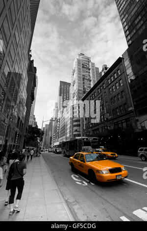 Down Town Manhattan rues avec taxi taxi jaune sur fond noir et blanc Banque D'Images