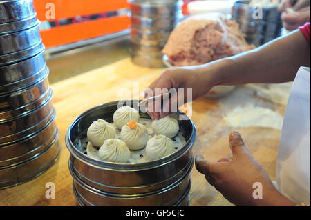 La cuisine chinoise un homme faire des boulettes de viande dans un restaurant dans le Maryland USA Banque D'Images