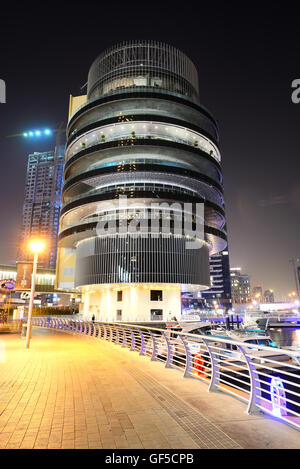 La nuit l'éclairage de la Marina de Dubaï à Dubaï, Émirats arabes unis Banque D'Images