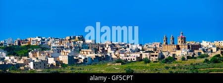 Vue panoramique de la ville de Mgarr avec champ vert. Gozo, Malte Banque D'Images