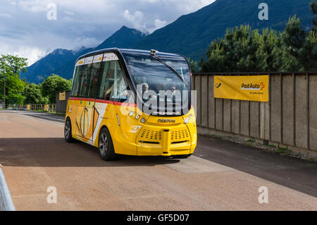 Conduite de manière autonome minibus électriques NAVYA ARMA en livrée jaune exploités par bus postal en Suisse sous le nom de projet "martShuttle'. Banque D'Images