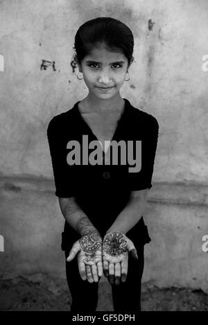 Rabari girl - Jeune fille est fier de présenter ses mains peint à l'henné. La région de Kutch, Gujarat, Inde
