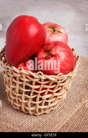 Fruits tropicaux Acmella oleracea (mal de dents, de l'usine, paracress electric daisy, le jambu) dans panier en osier sur la table de marbre. Selective Banque D'Images