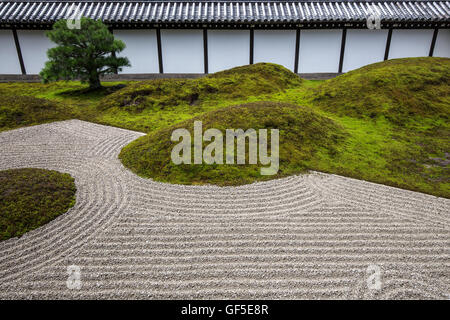 Jardin Sud tōfuku-ji, en face de l'Hojo est le plus réussi du travail entre les quatre jardins composé de roches & mousses hills Banque D'Images