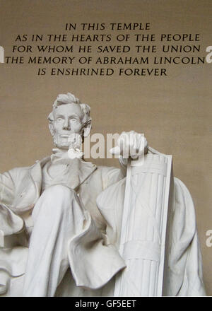 Le visage solennel d'Abraham Lincoln regarde du haut de son siège dans le Lincoln Memorial à Washington DC, USA. Banque D'Images