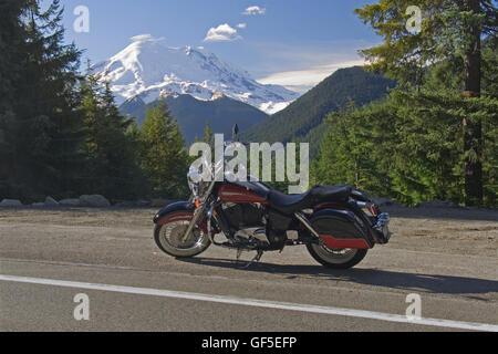 Une moto est garée à un arrachement de la route panoramique sur 410, en passant par le Mont Rainer Parc National dans l'État de Washington, USA. Banque D'Images