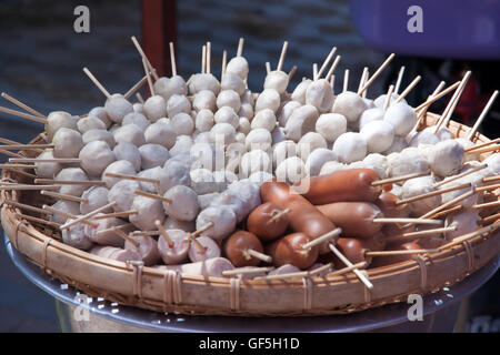 Les boulettes de viande et saucisses. Snack thaïlandais sur le plateau en bambou vente de food street Banque D'Images