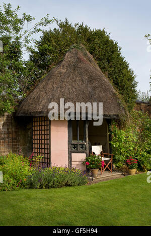 Maison de chaume dans jardin privé, Oxfordshire, Angleterre Banque D'Images