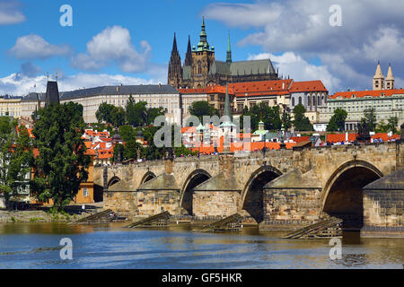 La Cathédrale Saint-Guy du Château de Prague et le Pont Charles sur la Vltava à Prague, République Tchèque Banque D'Images