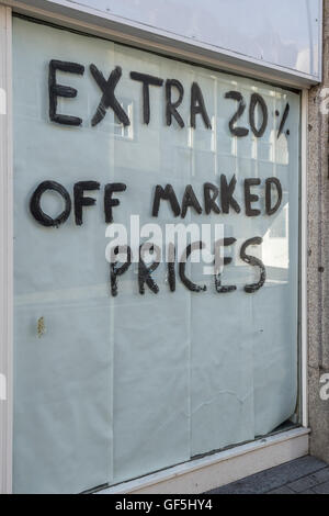 Shop Fermer signe. Métaphore récession, ralentissement de l'économie, la baisse des ventes, la vente au détail et des victimes de la crise de la rue, la mort de la high street. Banque D'Images