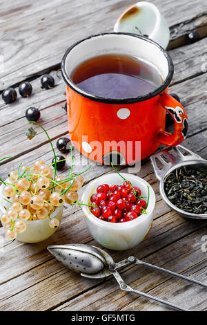 Tasse de thé parfumé avec de l'été village de Corinthe Banque D'Images