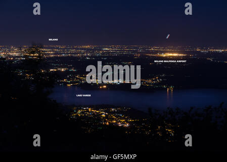 Vue de la nuit de l'aéroport de Milan Malpensa, Milan et le lac de Varèse Banque D'Images