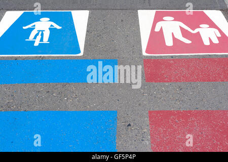 Cyclistes et piétons panneau sur la route Banque D'Images