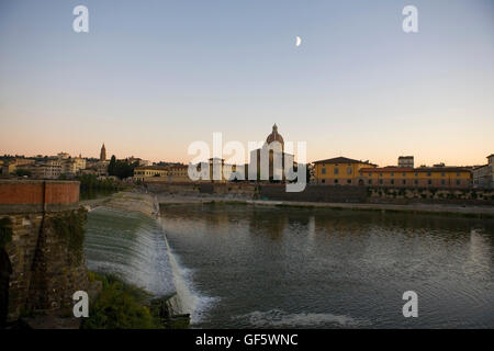 Crépuscule sur l'Arno à Florence, en Italie, avec Chiesa di San Frediano dans Cestello‎ d'en face Banque D'Images