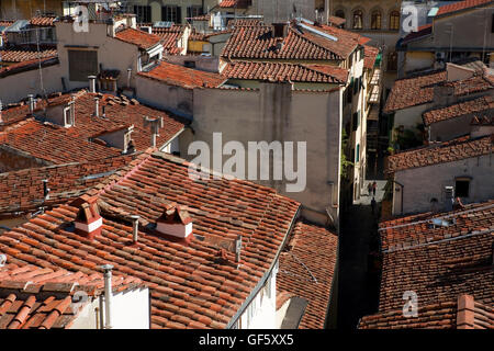 Vue sur les toits de carrelage avec Via Vinegia en avant-plan, de la Terrazza di Saturno, le Palazzo Vecchio, Florence, Italie Banque D'Images