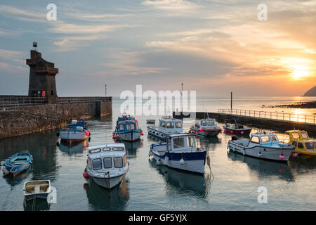 Superbe lever de soleil sur les bateaux de pêche dans le port de Lymouth sur la côte nord du Devon Banque D'Images