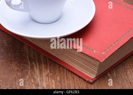 Tasse de café et un livre sur la table en bois libre Banque D'Images