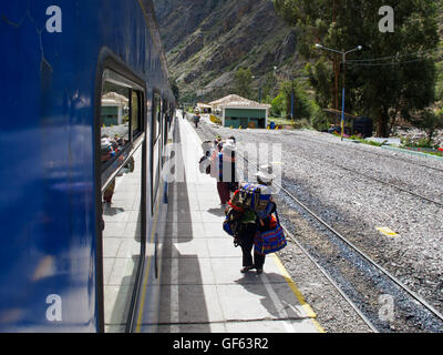 Vendeurs à la gare, sur le chemin à Machu Picchu Banque D'Images