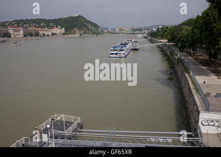 Danube par Boraros Ter prises de pont Petofi Banque D'Images