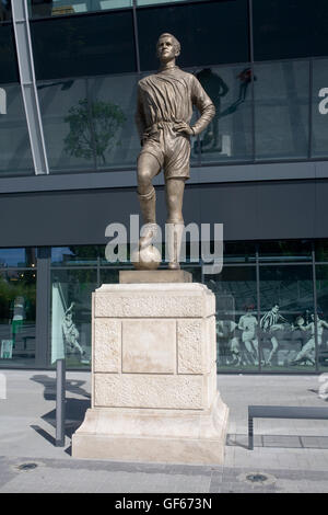 Statue de l'ancien footballeur français Albert Florian à l'extérieur du stade précédemment nommé après lui et maintenant appelé Groupama Arena Banque D'Images