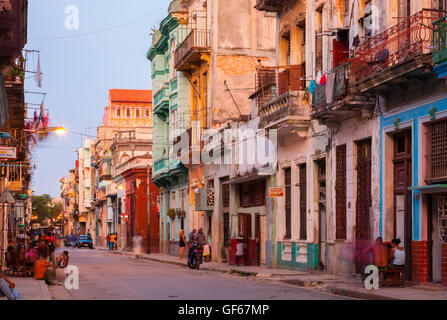 Une rue dans le centre de La Havane au crépuscule. La Havane, Cuba. Banque D'Images